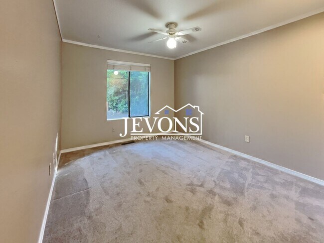 Building Photo - Charming 3-bedroom single-family home with...