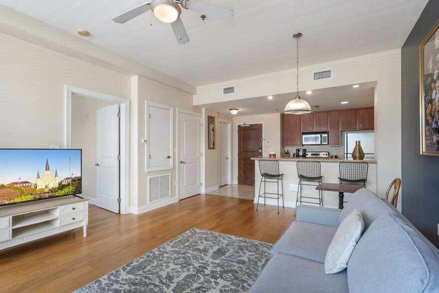 Building Photo - 925 Common St