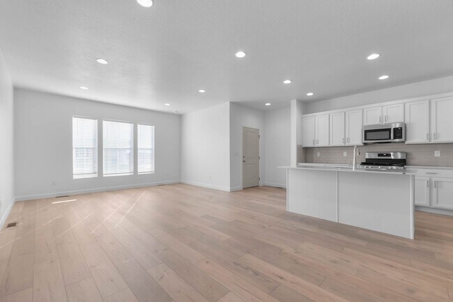 Building Photo - 1614 E 6820 N