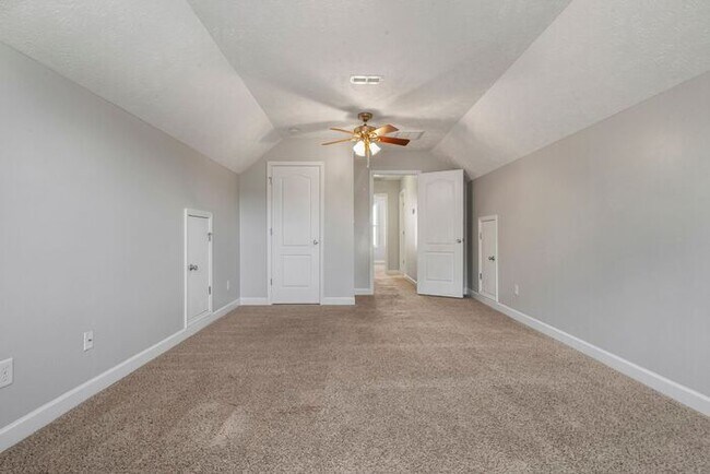 Building Photo - 4 Bedroom 2.5 Bath Home