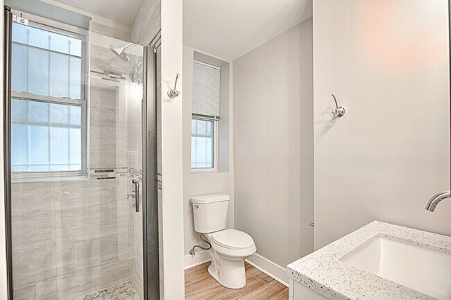 Building Photo - Beautiful 4bed/2bath GARDEN unit in Bucktown! Central Air! In-Unit Laundry!
