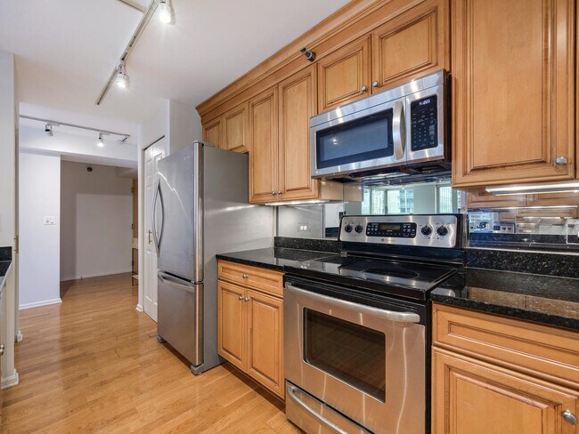 Building Photo - 345 N La Salle Dr