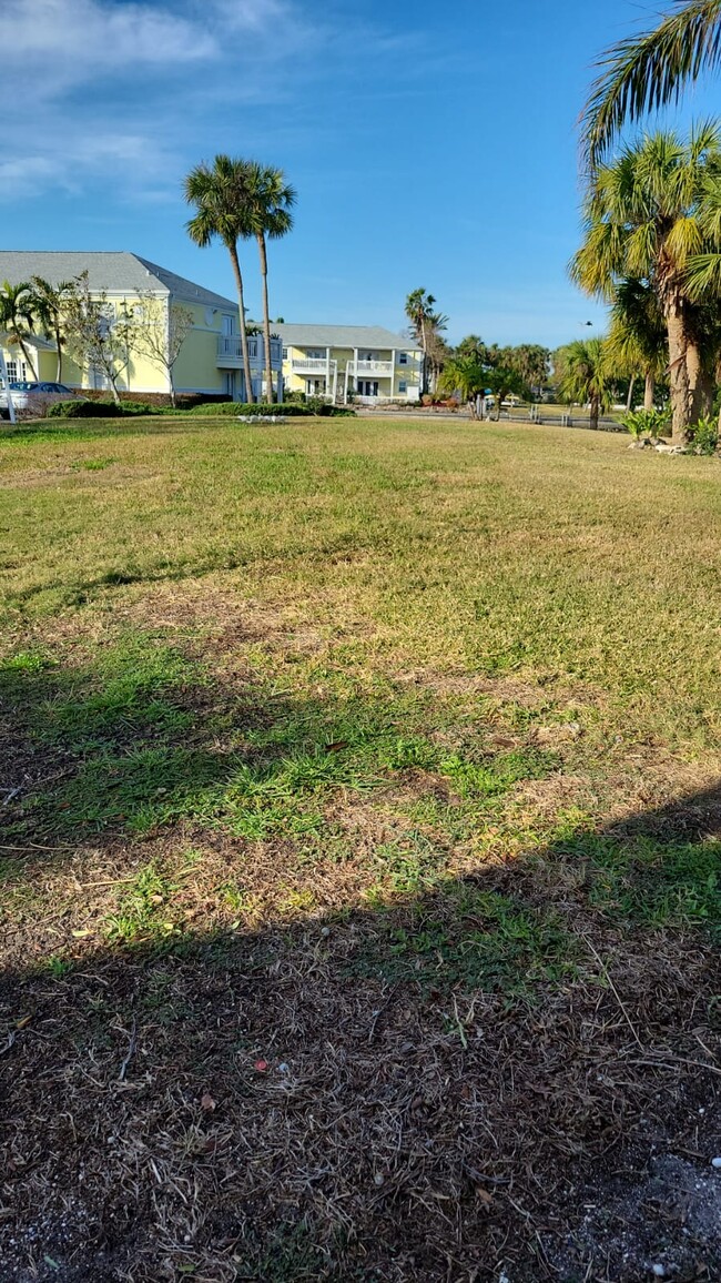 Building Photo - 4725 Coquina Key Dr SE