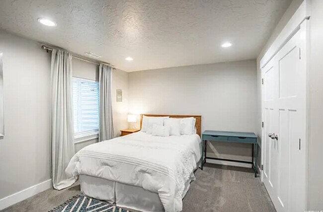 Building Photo - Coming Soon! 5 bed 3.5 Bath Townhome.