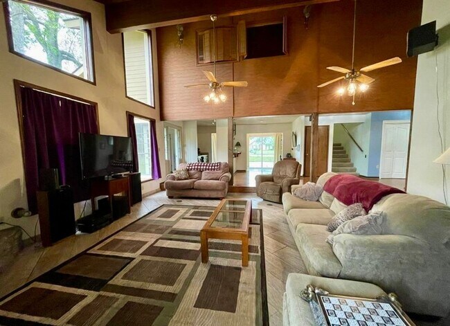 Building Photo - Spacious 3BR/2.5BA Retreat in Briarwood Estates – 3,000 Sq Ft, Updated & Full of Character!