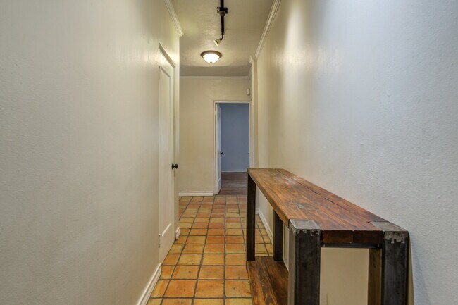 Building Photo - Charming Tuscany Villa block away from TTU