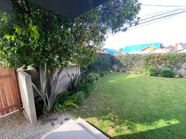 Building Photo - NEWER  SMART HOUSE 4BD*4BA*TOWNHOME*HWFLS*WASHER/DRYER IN UNIT* YARD*BALCONY*STAINLESS APPLIANCES...