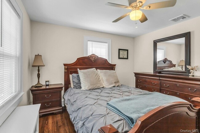 Building Photo - 23 W 7th St