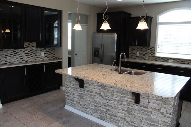 Building Photo - Absolutely Gorgeous 5 BR Estate Home in Br...