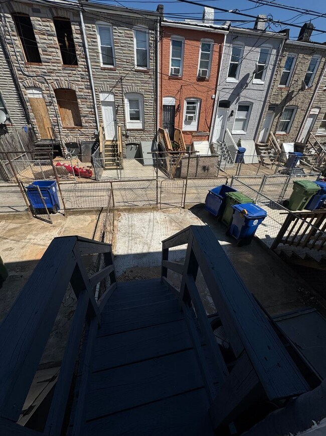 Building Photo - Charming Rowhome with Modern Touches in Ea...