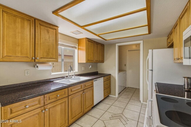 Building Photo - 5625 W Sunnyside Dr