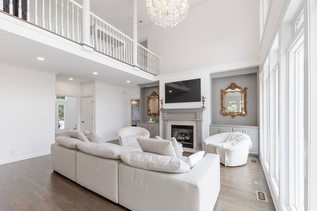 Building Photo - Luxury Furnished Home