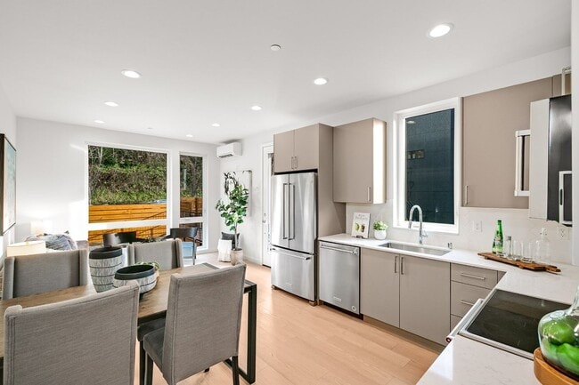 Building Photo - 2Bd/2Ba Seattle Townhouse