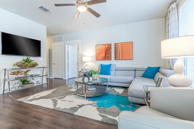 Building Photo - Make This Space Your Own!