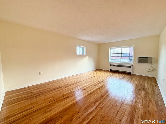 Building Photo - 570 Whitney Ave