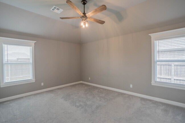 Building Photo - Prime Location! New build, 4 bed/ 2 bath!