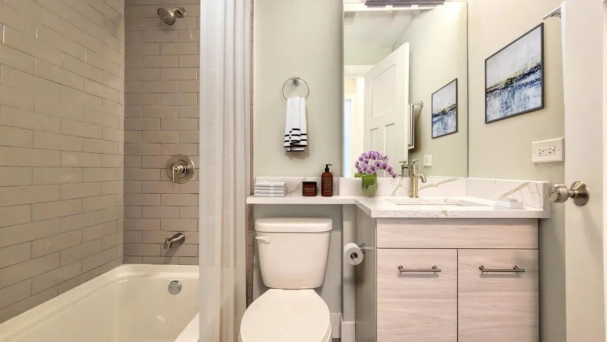 Building Photo - 454 W Barry Ave