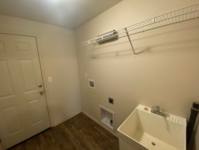 Building Photo - Quiet setting in La Pine!