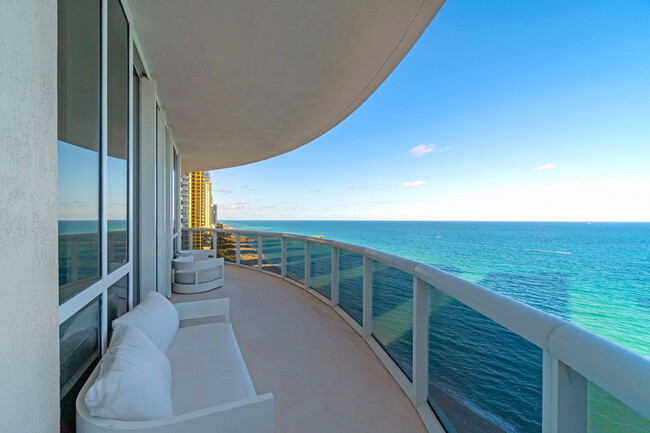 Building Photo - 16001 Collins Ave