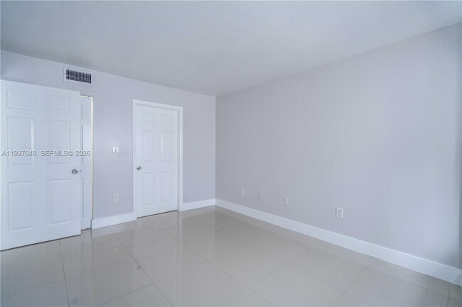 Building Photo - 1986 Biarritz Dr