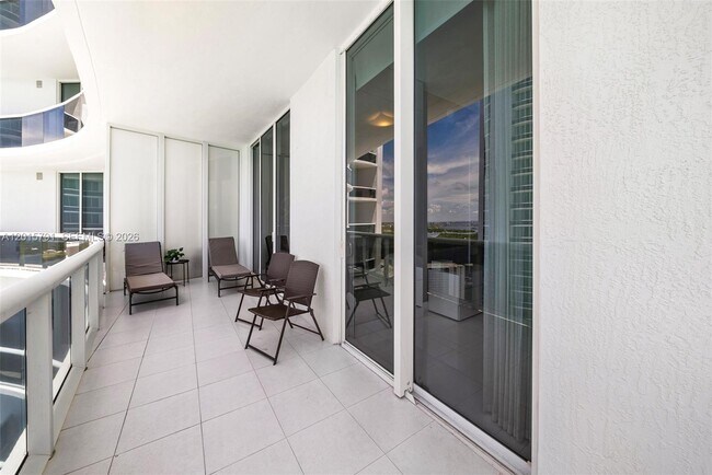 Building Photo - 15901 Collins Ave