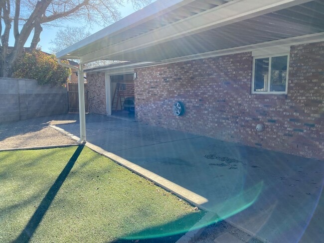 Building Photo - NE BRICK 3 Bedroom 2 Bath 2/CG