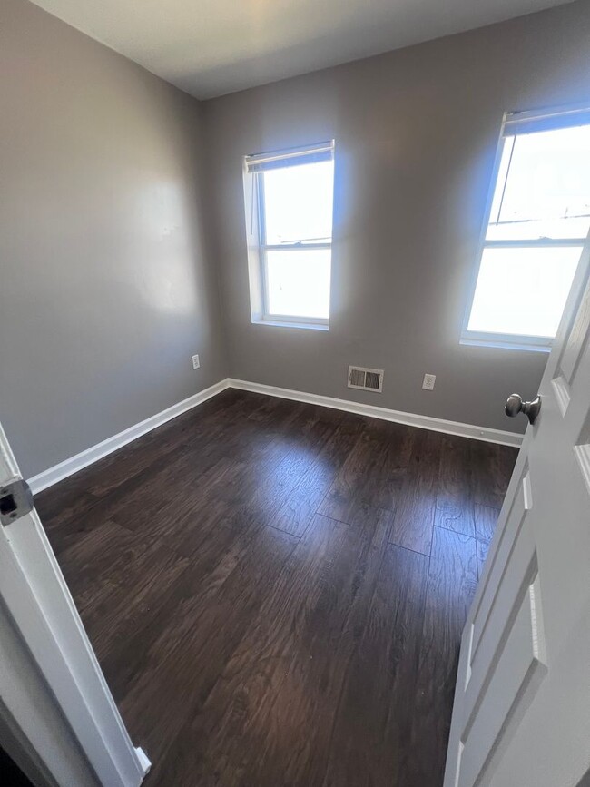 Building Photo - Beautifully Updated 3 Bedroom House