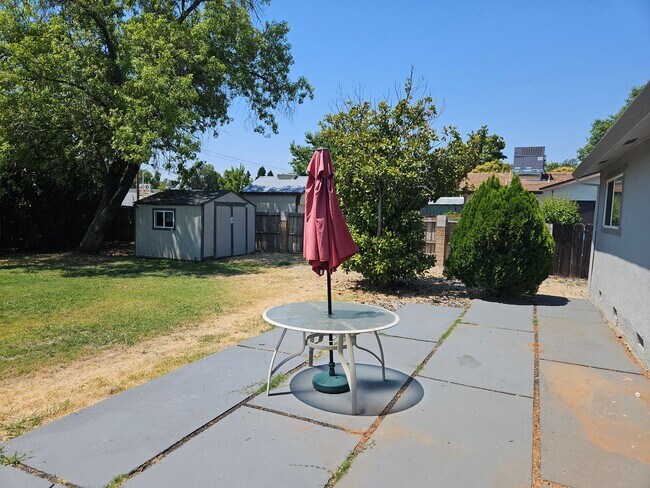 Building Photo - LARGE 4 BEDROOM 3 BATH FULLY FURNISHED HOUSE