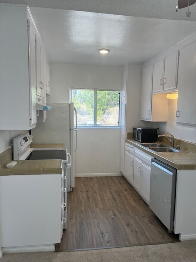 Building Photo - Move in Ready!  Available for immediate mo...