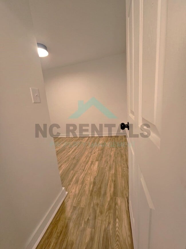 Building Photo - 427 Matthews St