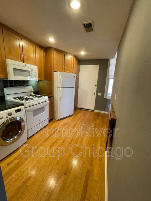Building Photo - 1039 N La Salle Dr