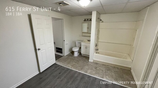 Building Photo - 3rd Floor-1 Bedroom/ 1 Bathroom Apartment ...