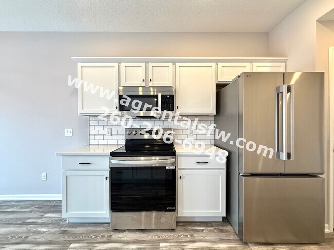 Building Photo - 3 Bedroom Residence