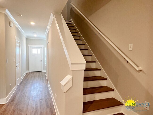 Building Photo - Beautiful 3 Bedroom 2.5 Bathroom Townhome with Garage!
