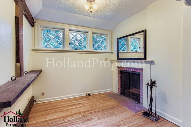 Building Photo - Spacious 3-Bedroom Hillsboro Home with Spa...