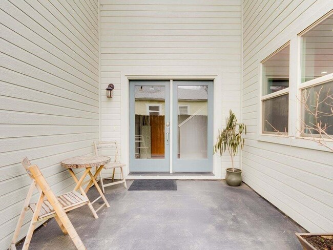 Building Photo - 1705 S Vermont Ave