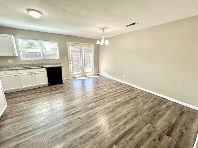 Building Photo - Cozy 3 Bedroom Home in Convenient Huntsville Location