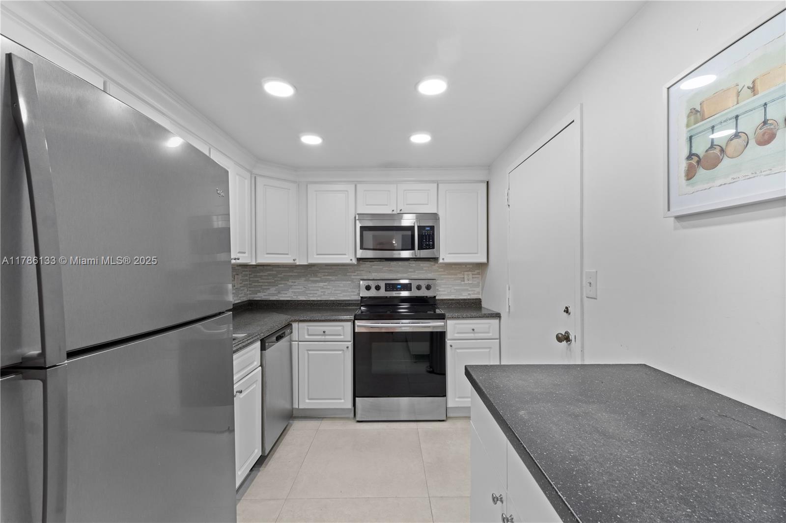 Building Photo - 10000 W Bay Harbor Dr