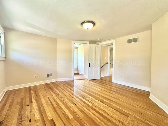 Building Photo - Craftsman Style, Modern Amenities Steps from Main St.