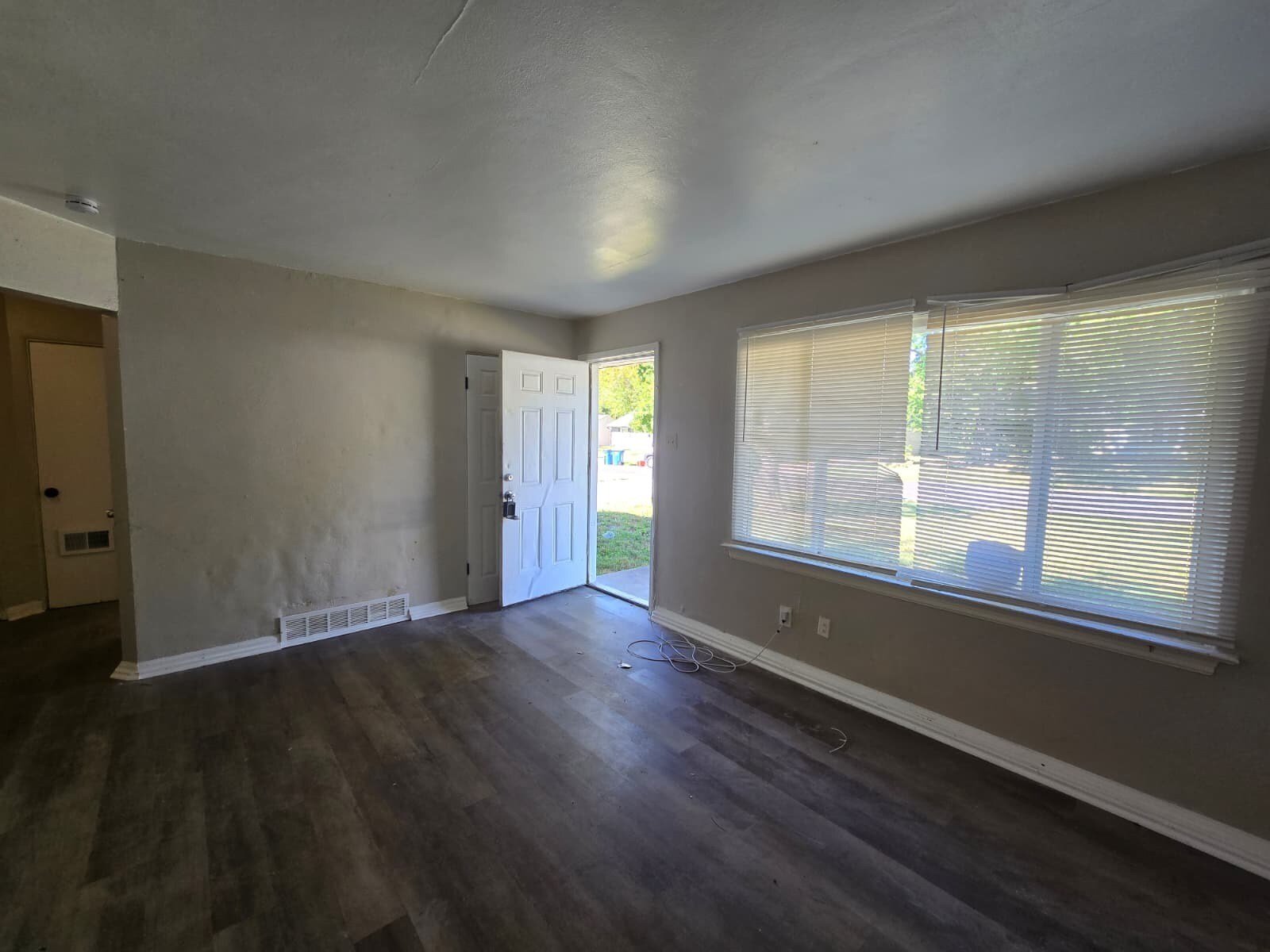 Building Photo - 9846 Dennis Dr
