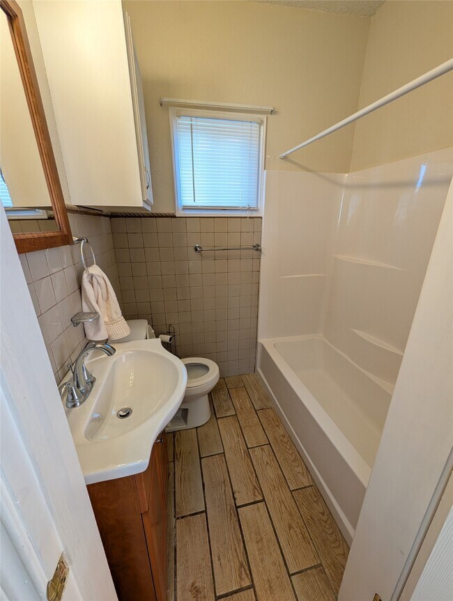 Building Photo - 1222 42nd St