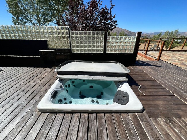 Building Photo - BEAUTIFUL Mountain Home