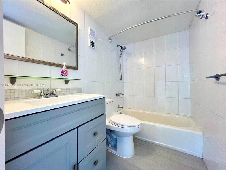 Building Photo - 2530 SW 3rd Ave