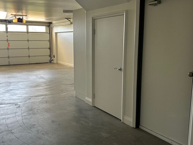 Building Photo - Amazing 3 story free standing contemporary house with terrific ocean views in Playa Del Rey