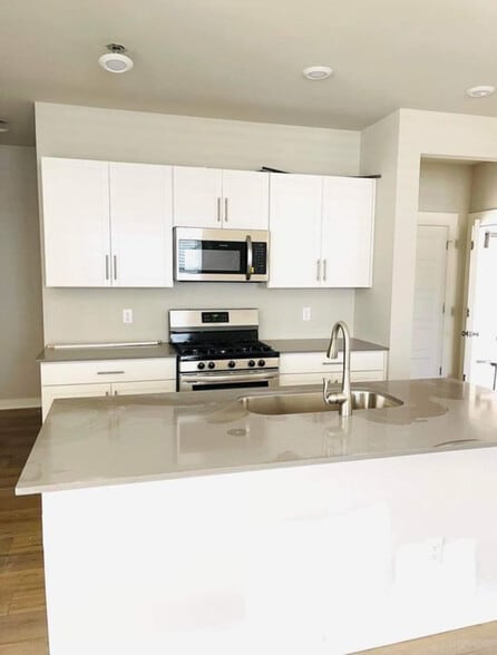 Building Photo - 537 Torrey Pines Ln