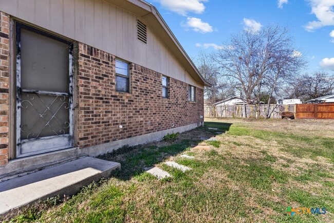 Building Photo - 222 Redbud Ln