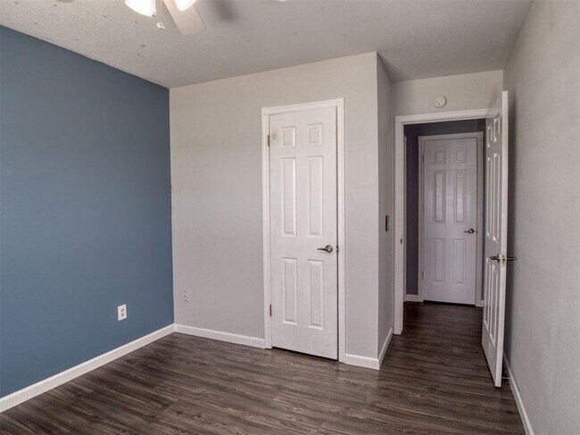 Building Photo - 1828 Honeysuckle Ln