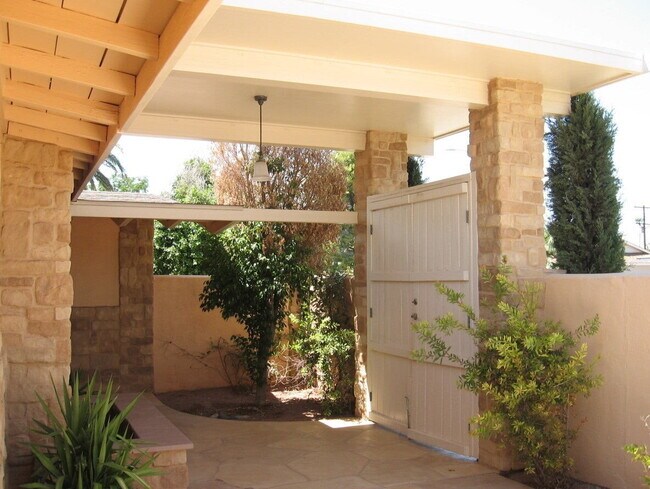 Building Photo - ASU Rooms for Rent – All Utilities Include...