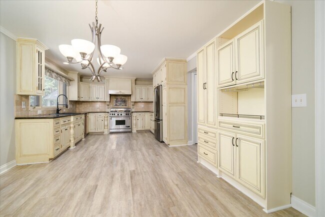 Building Photo - 38291 River Park Dr