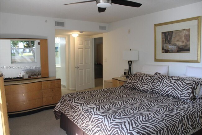 Building Photo - 519 E Sheridan St